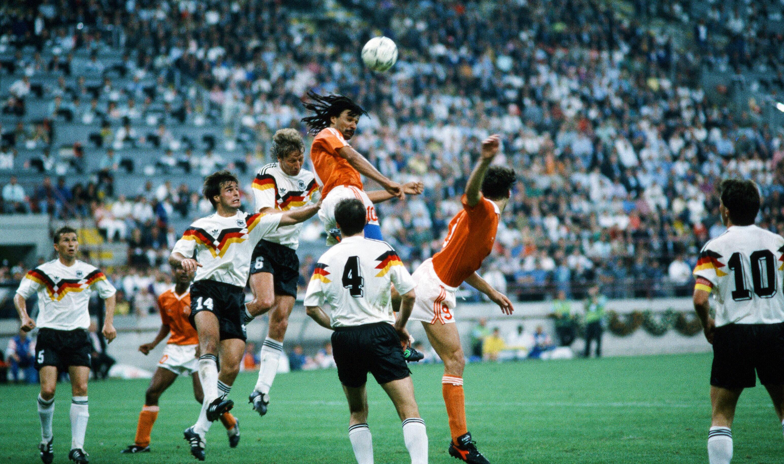 Frank Rijkaard cuspiu em Rudi Voller e foi expulso aos 22 minutos no Países Baixos-Alemanha Ocidental (1-2) para os oitavos de final do Mundial 1990 em Itália - Foto: Imago
