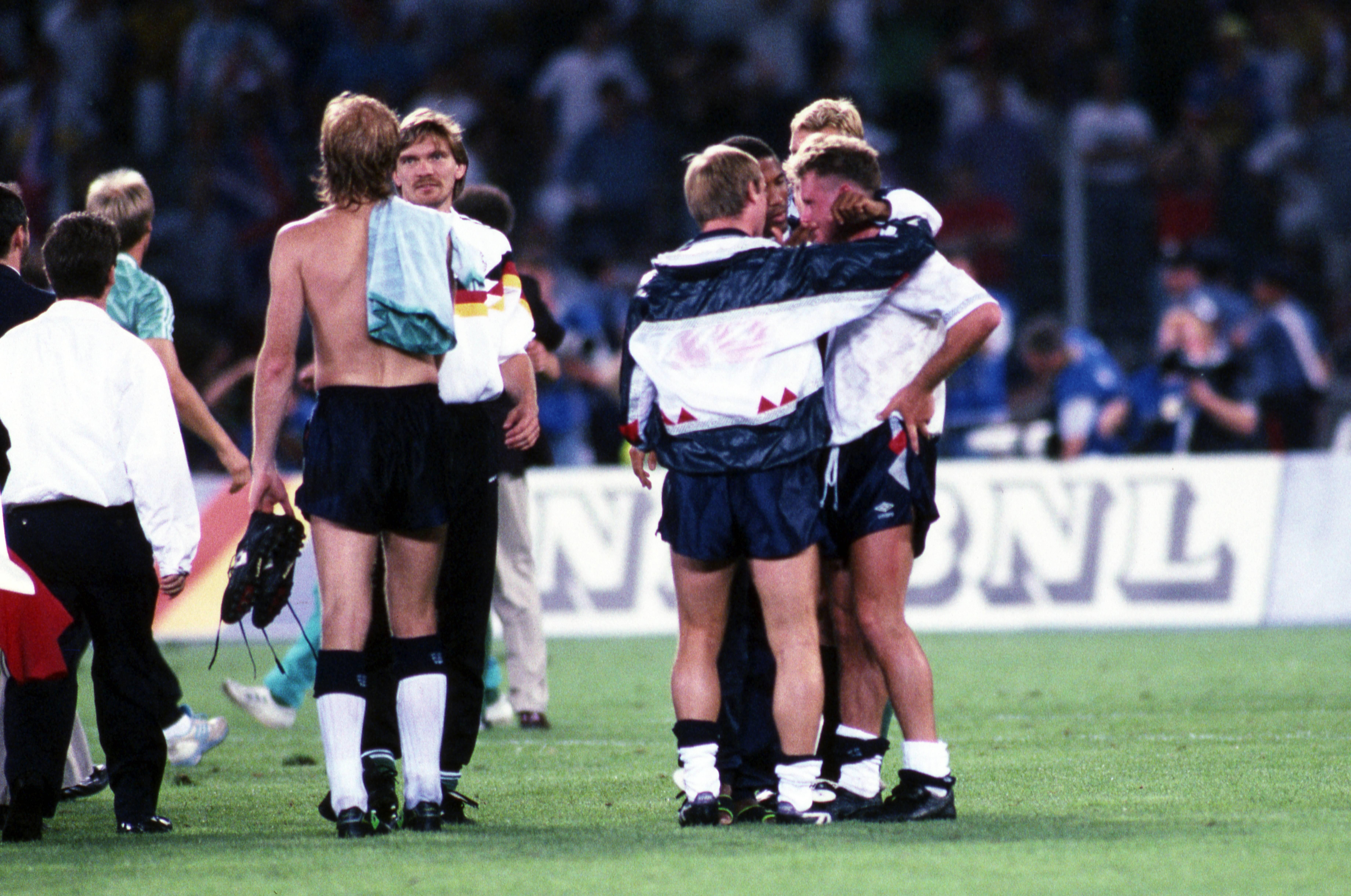 Paul Gascoigne viu o cartão amarelo no prolongamento da meia-final com a Alemanha no Mundial 1990, o que significava que falharia a final, e começou a chorar em campo. No entanto, a Inglaterra perderia o jogo nos penáltis - Foto: Imago