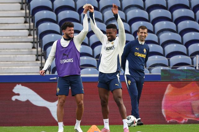 Nélson Semedo com Matheus Nunes em treino de Portugal