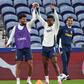 Nélson Semedo com Matheus Nunes em treino de Portugal