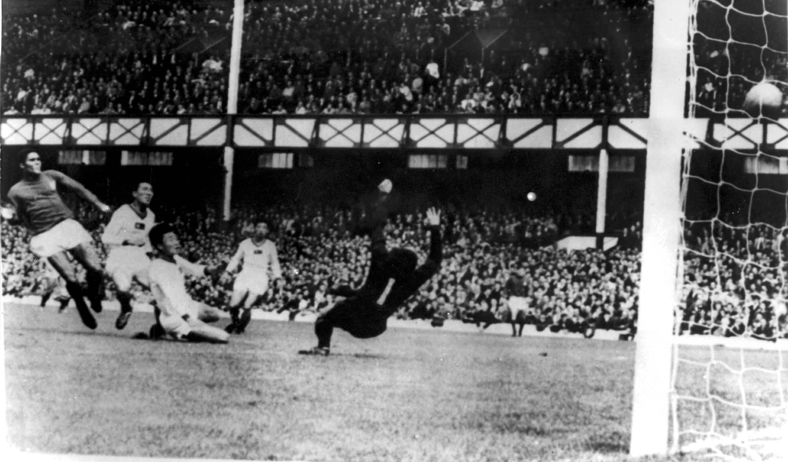 Portugal esteve a perder por 0-3 com a Coreia do Norte nos quartos de final do Mundial 1966, mas acabou por vencer 5-3, alcançando o bronze - Foto: Imago