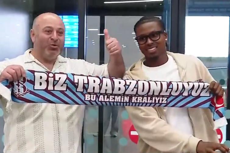Sidny, ala do Benfica, à chegada a Istambul (foto: D. R.)