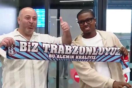 Sidny, ala do Benfica, à chegada a Istambul (foto: D. R.)
