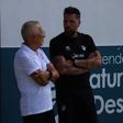 Dinis Rodrigues (treinador do Forjães) e Hugo Xavier (mister do Maria da Fonte), pai e filho, antes de um jogo amigável. Subiram ambos de divisão - Foto: D.R.