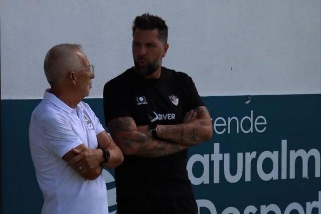 Dinis Rodrigues (treinador do Forjães) e Hugo Xavier (mister do Maria da Fonte), pai e filho, antes de um jogo amigável. Subiram ambos de divisão - Foto: D.R.