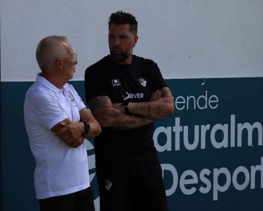 Dinis Rodrigues (treinador do Forjães) e Hugo Xavier (mister do Maria da Fonte), pai e filho, antes de um jogo amigável. Subiram ambos de divisão - Foto: D.R.