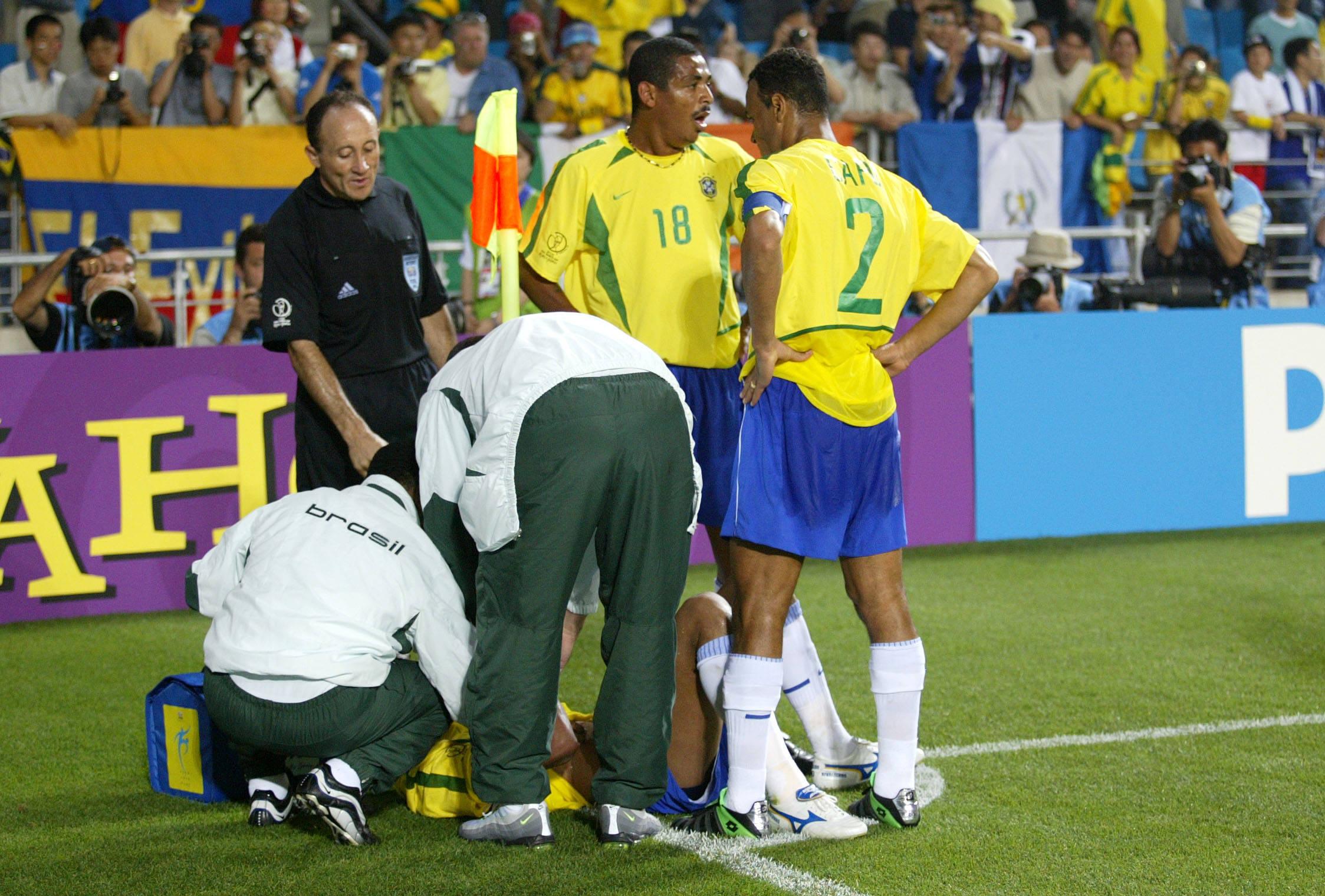 Rivaldo mergulhou e fingiu lesão resultando na expulsão de Unsal no Brasil-Turquia (2-1), o primeiro jogo de ambos no Mundial 2002, marcando mais tarde - Foto: Imago