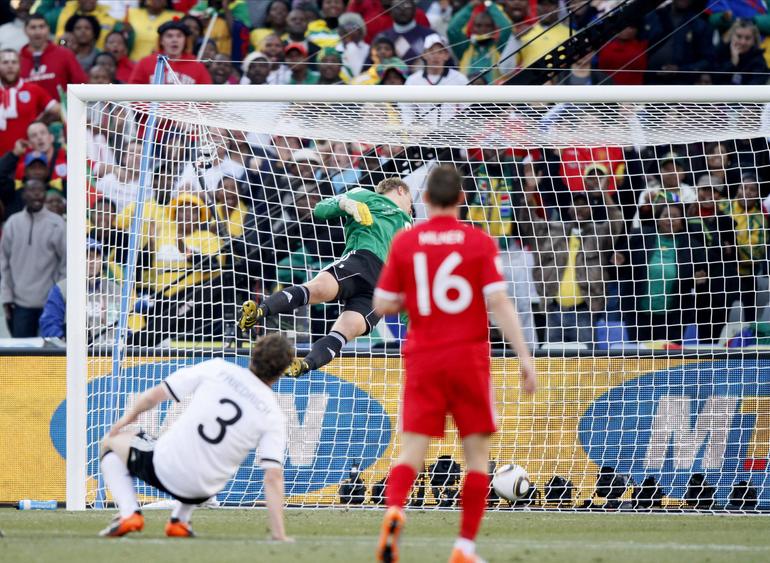 Remate de Frank Lampard acertou na trave a bola passou a linha, mas não contou golo e a Inglaterra foi eliminada pela Alemanha nos oitavos de final do Mundial 2010 - Foto: Imago