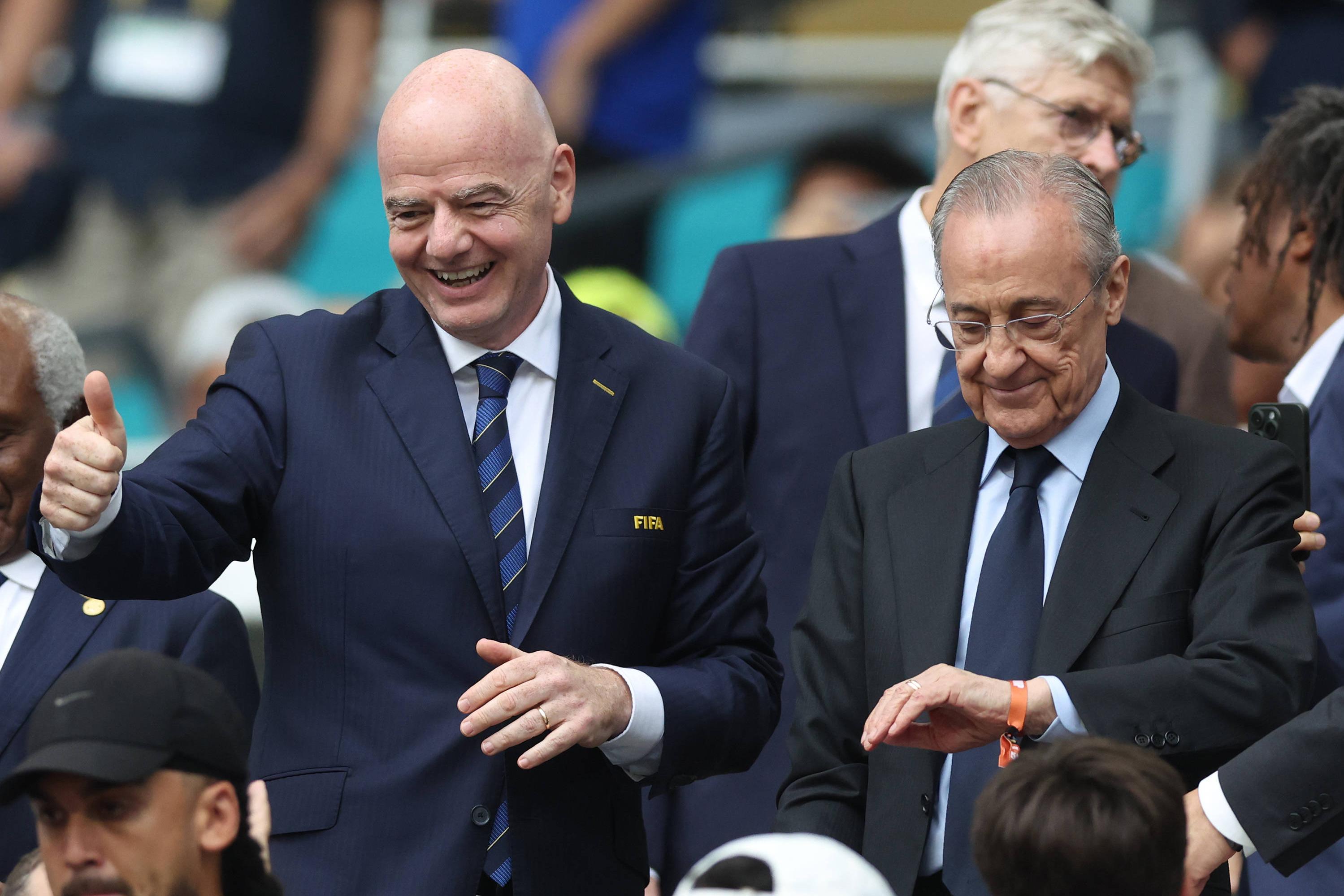 Gianni Infantino ao lado de Florentino Pérez no Real Madrid
