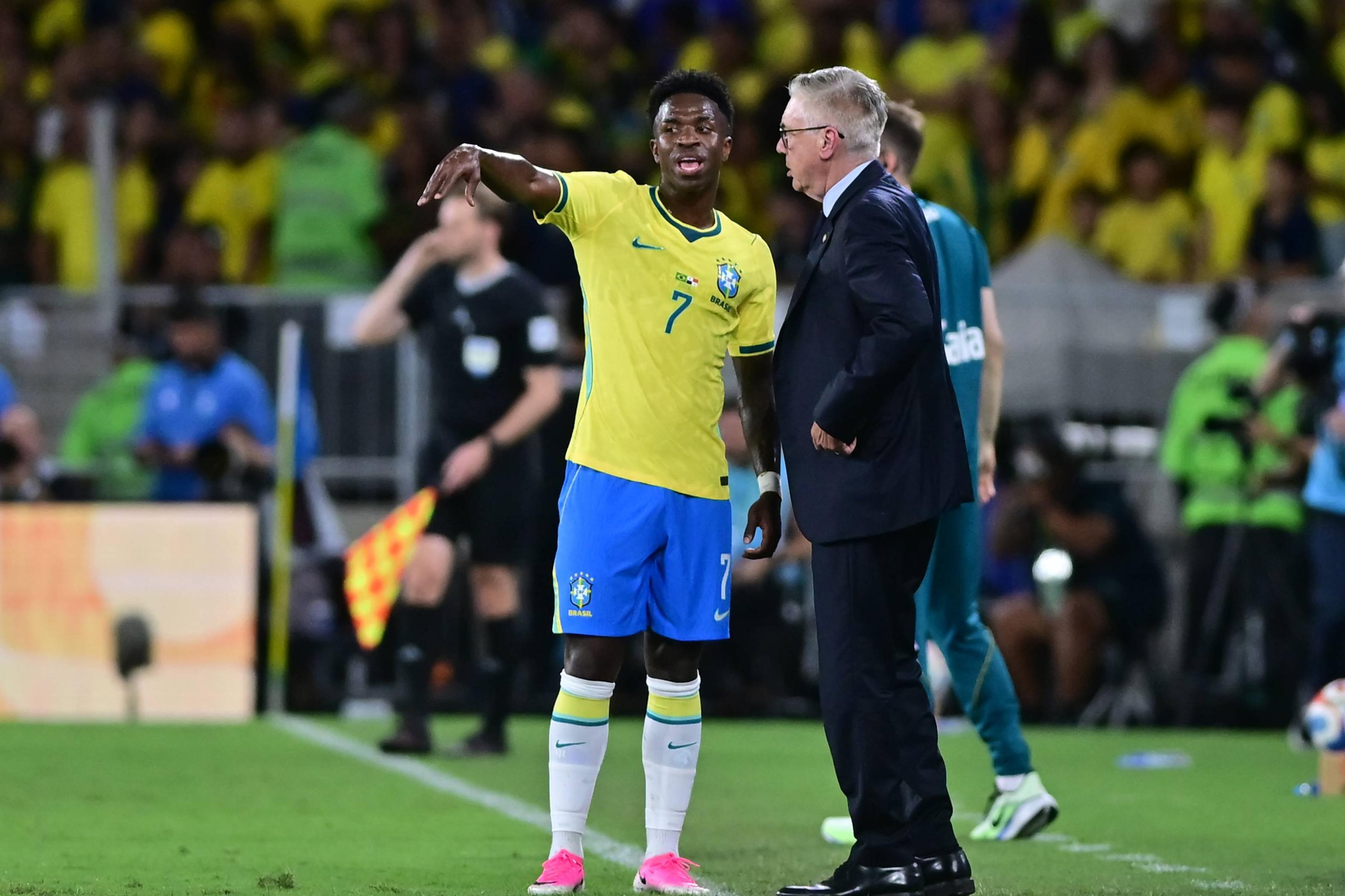 Vinícius Júnior à conversa com Carlo Ancelotti