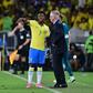Vinícius Júnior à conversa com Carlo Ancelotti