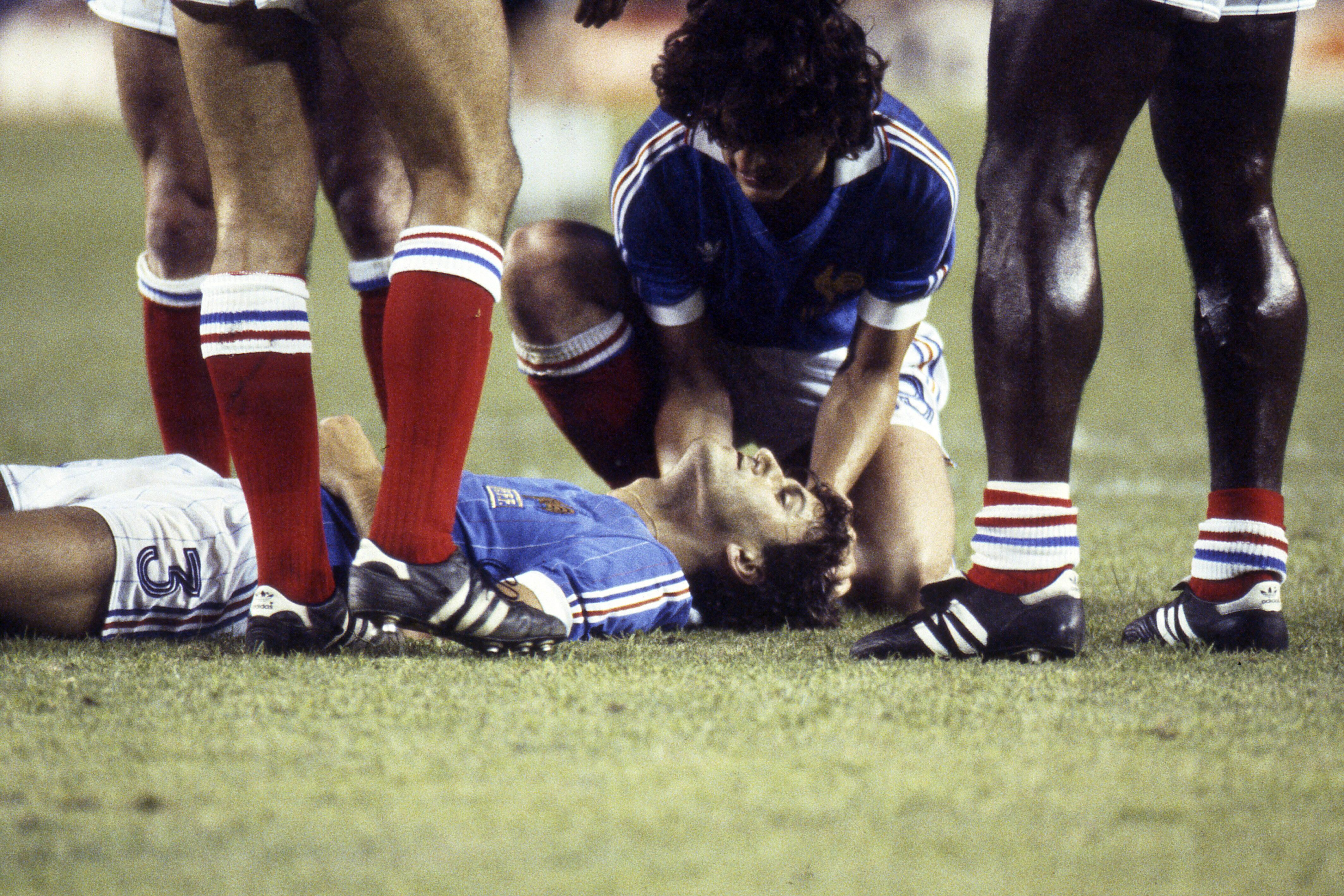 Toni Schumacher, guarda-redes da Alemanha, colocou Patrick Battiston, defesa de França, em coma na meia-final do Mundial de 1982 - Foto: Imago