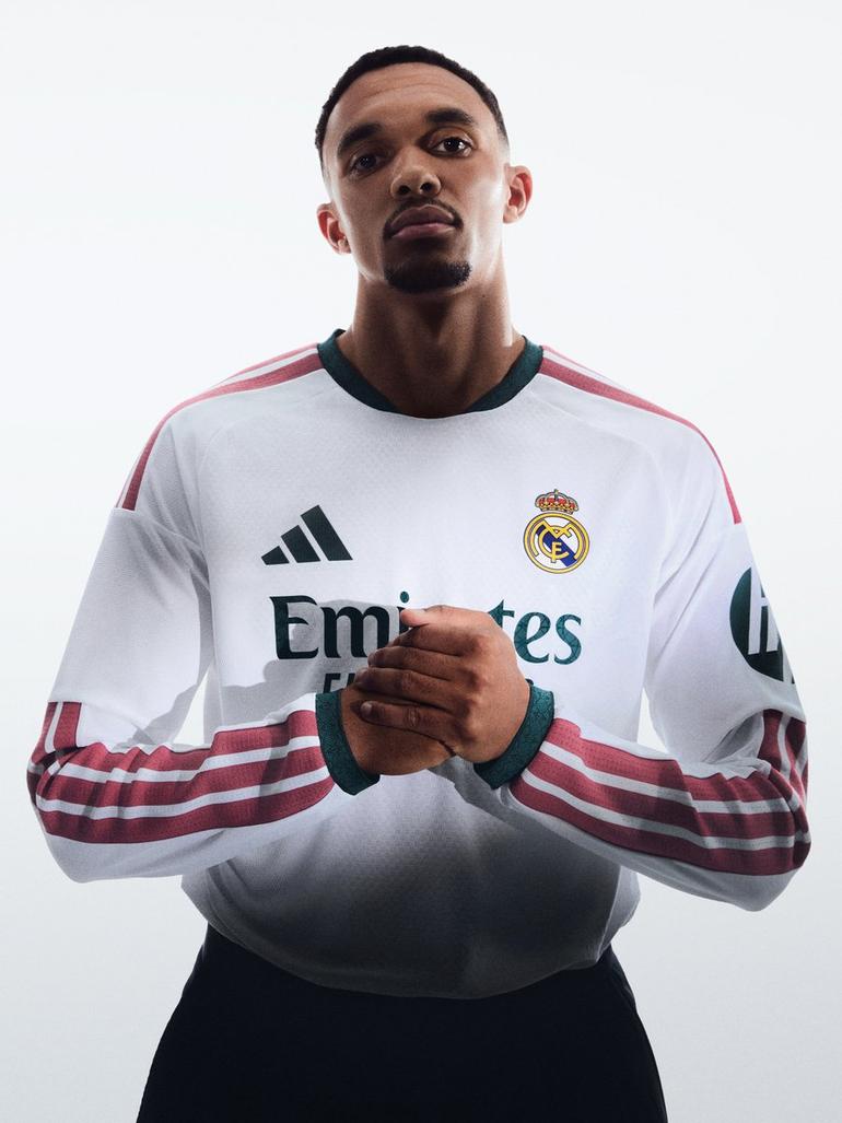 Trent Alexander-Arnold com a nova camisola do Real Madrid - Foto: Real Madrid