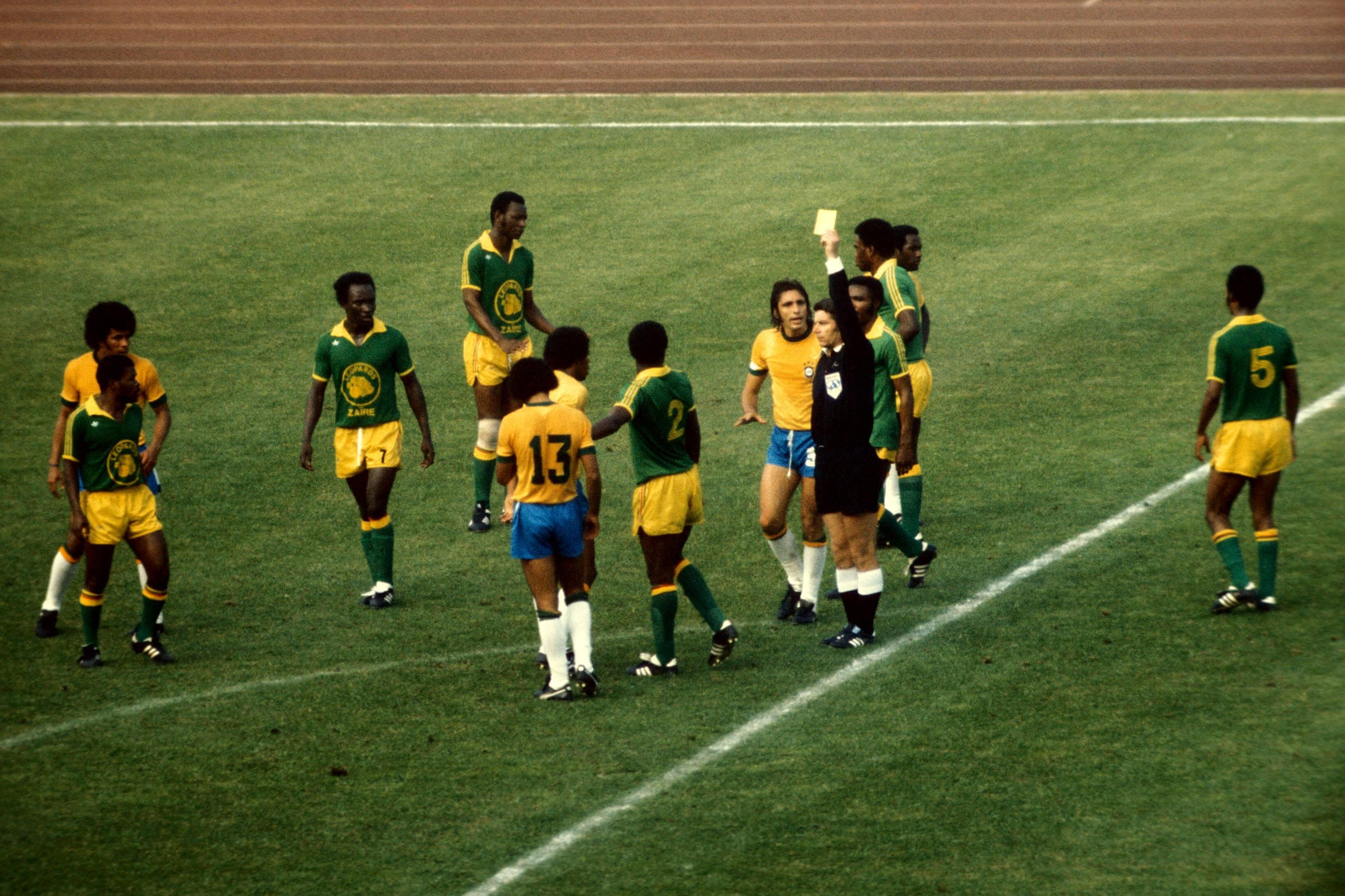 Mwepu Ilunga, do Zaire (agora RD Congo), saiu da barreira e chutou a bola para longe antes de um livre ser batido pelo Brasil num jogo do Mundial 1974 - Foto: Imago