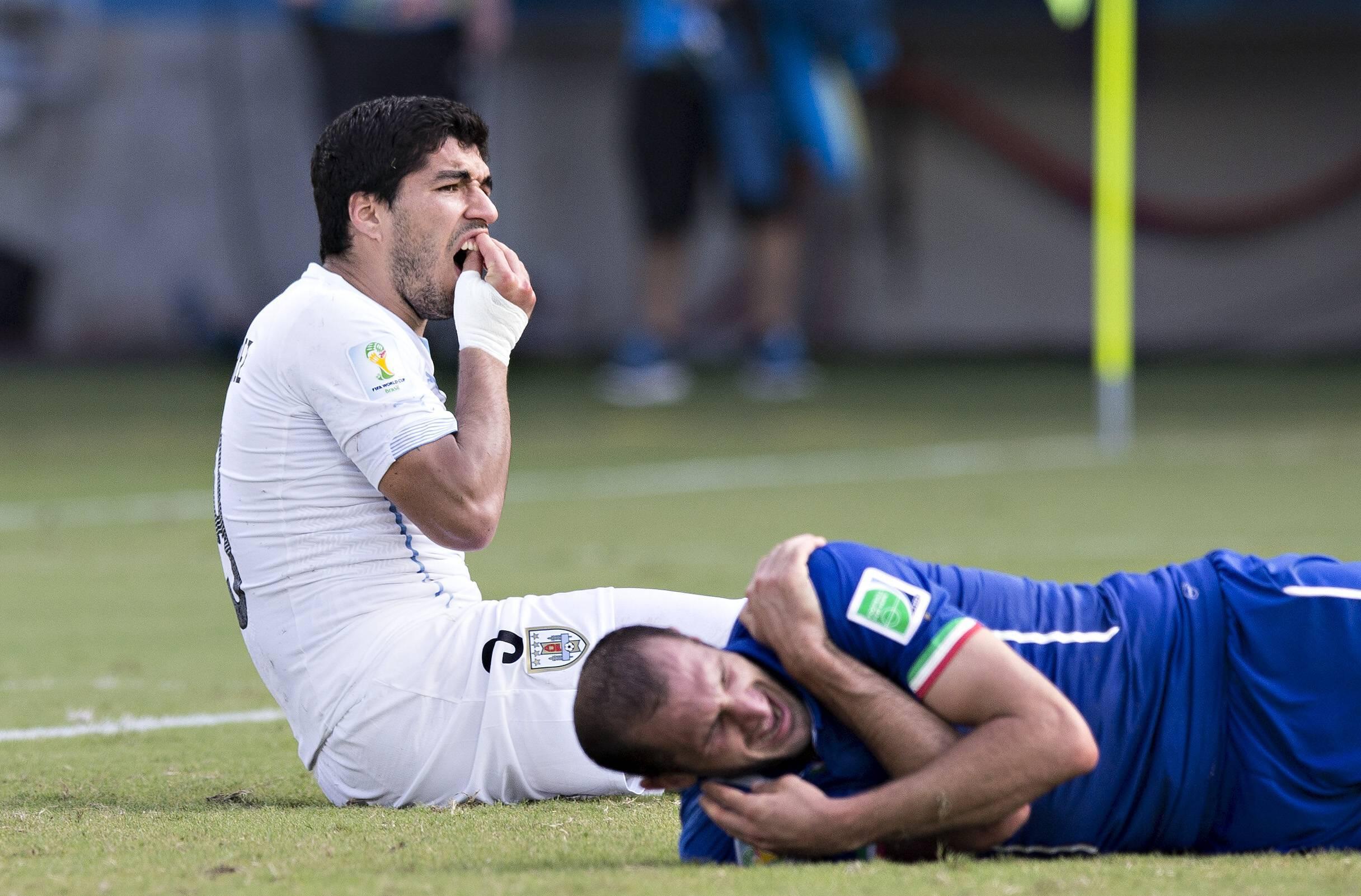 Luis Suárez mordeu Georgio Chiellini no ombro esquerdo na fase de grupos do Mundial 2014 entre Itália e Uruguai - Foto: Imago