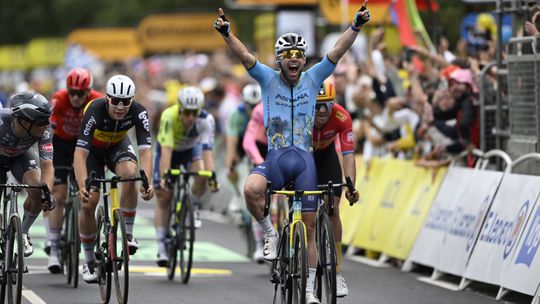 Mark Cavendish vence e bate recorde de Eddy Merckx no Tour