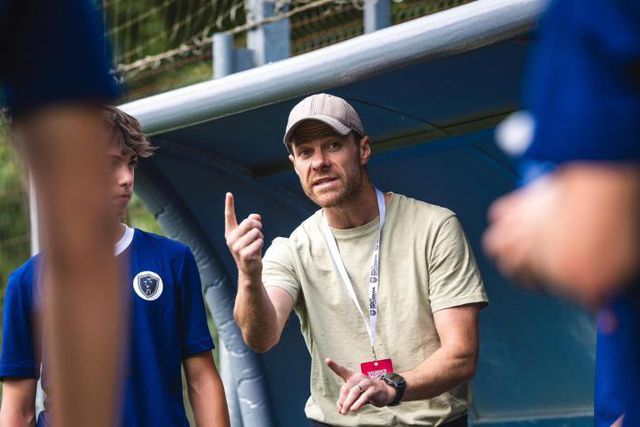 Xabi Alonso aproveita as férias para… treinar a equipa do filho