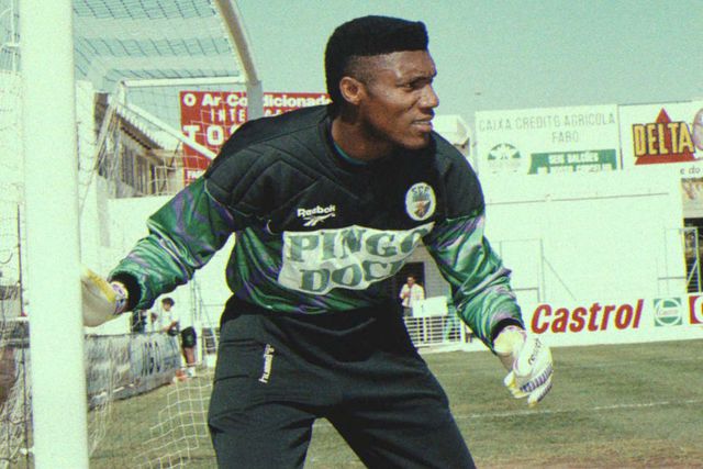 Rufai na baliza do Farense (foto: A BOLA)