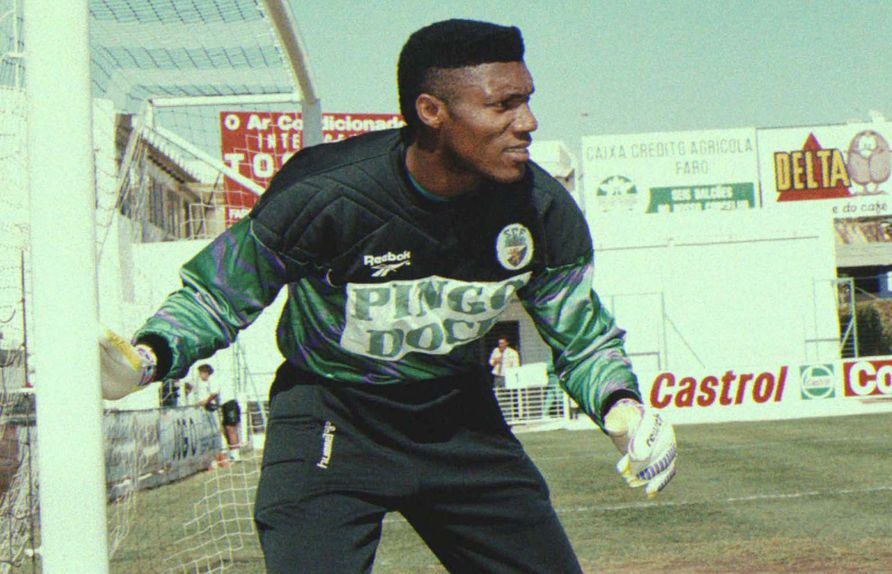 Rufai na baliza do Farense (foto: A BOLA)