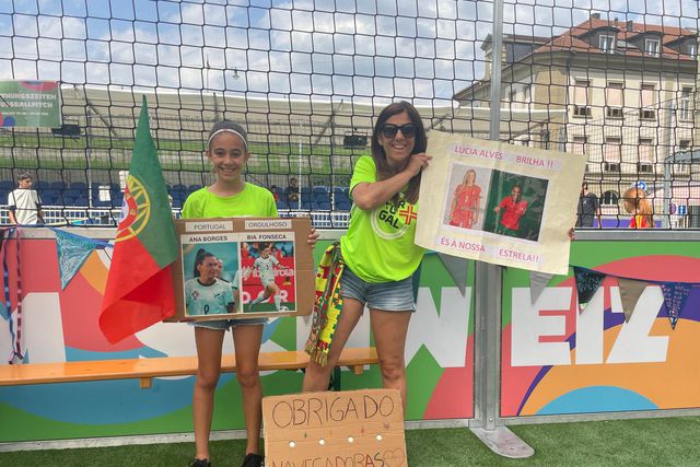 Carolinha Carvalho, é jogadora sub-11 do Sporting, acompanhada pela mãe, Célia Carvalho