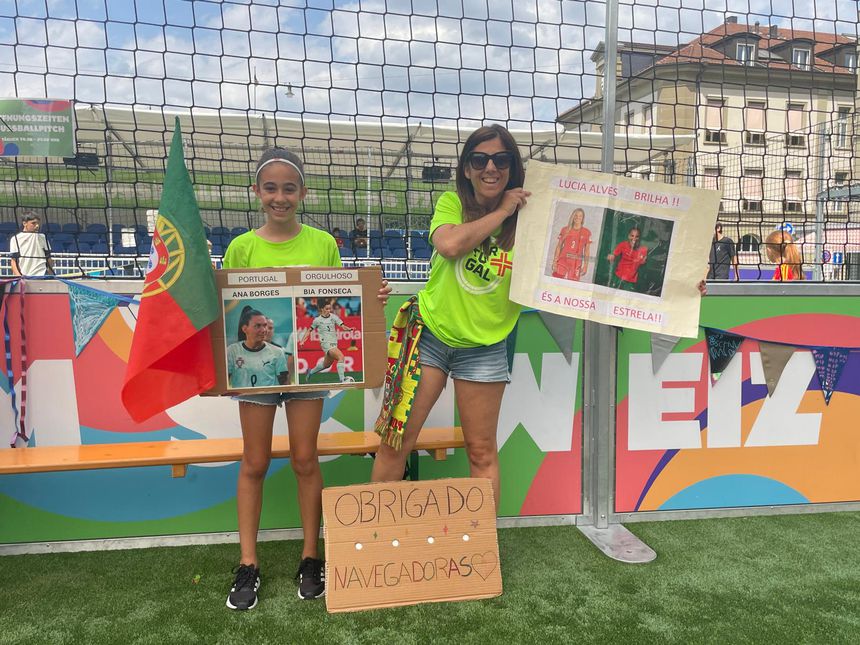Carolinha Carvalho, é jogadora sub-11 do Sporting, acompanhada pela mãe, Célia Carvalho