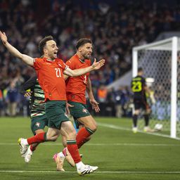 Rúben Dias e Diogo Jota a celebrarem juntos a conquista da Liga das Nações