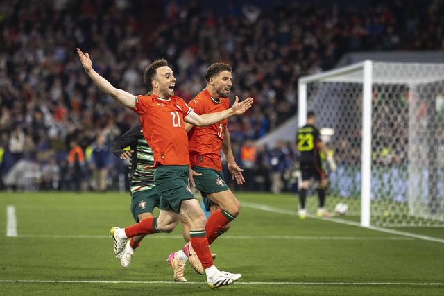 Rúben Dias e Diogo Jota a celebrarem juntos a conquista da Liga das Nações