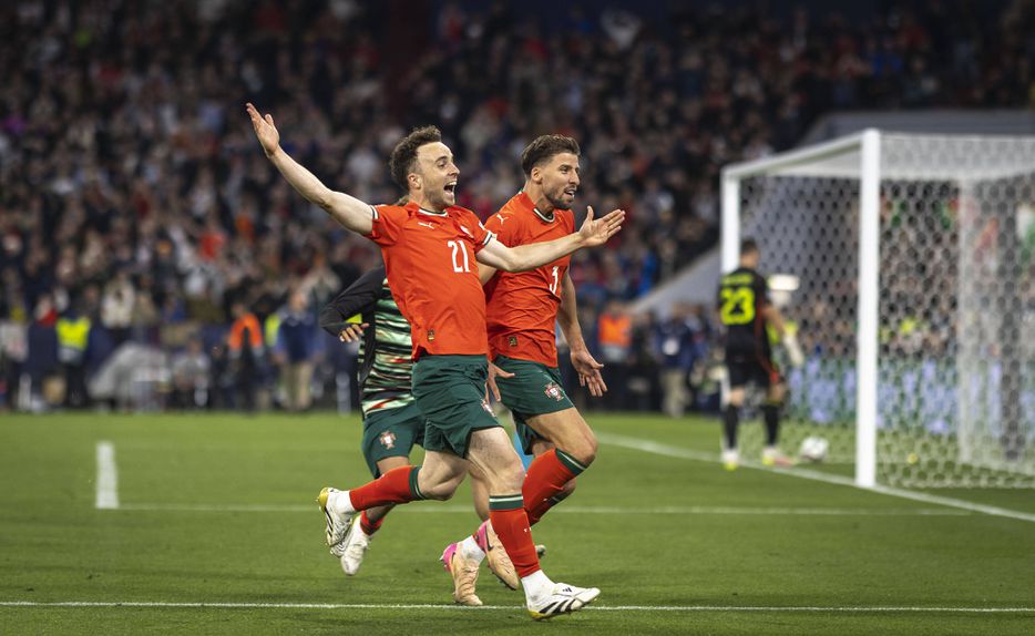 Rúben Dias e Diogo Jota a celebrarem juntos a conquista da Liga das Nações