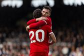 Andy Robertson a abraçar Diogo Jota no Liverpool