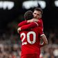 Andy Robertson a abraçar Diogo Jota no Liverpool