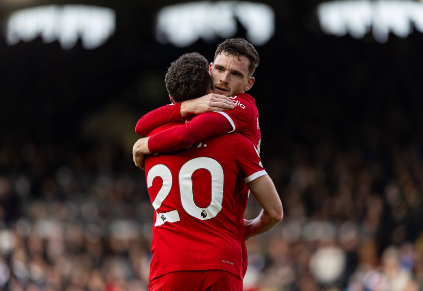 Andy Robertson a abraçar Diogo Jota no Liverpool
