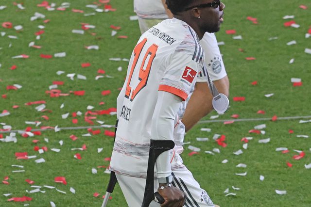 Alphonso Davies, jogador do Bayern, sofreu uma rotura de ligamentos com danos na cartilagem do joelho direito