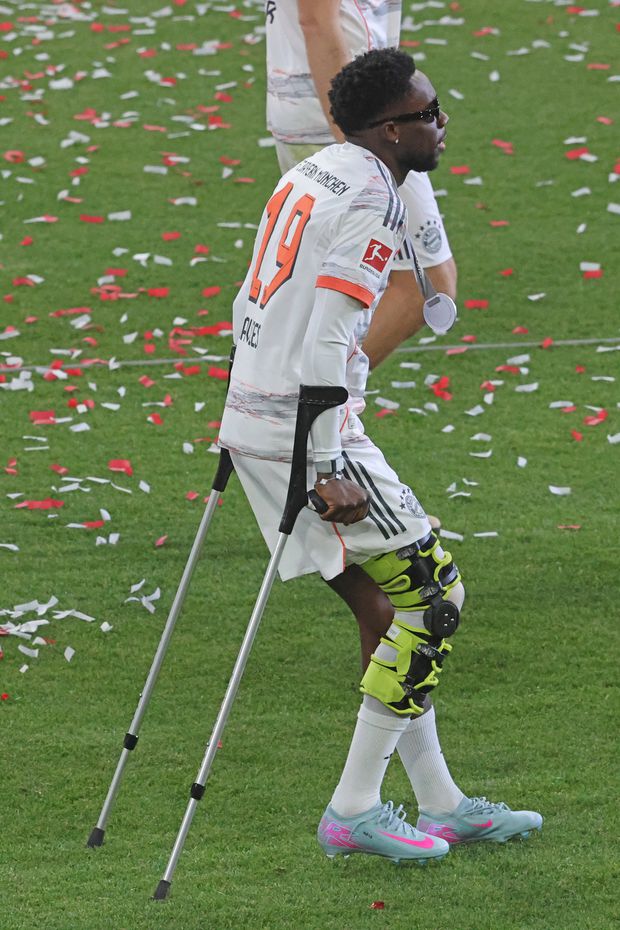 Alphonso Davies, jogador do Bayern, sofreu uma rotura de ligamentos com danos na cartilagem do joelho direito