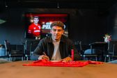 Guilherme Peixoto assina contrato com o Twente
