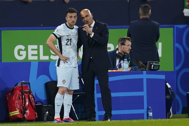 Diogo Jota e Roberto Martínez