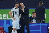Diogo Jota e Roberto Martínez