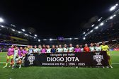 Jogadoras com o cartaz dedicado a Diogo Jota