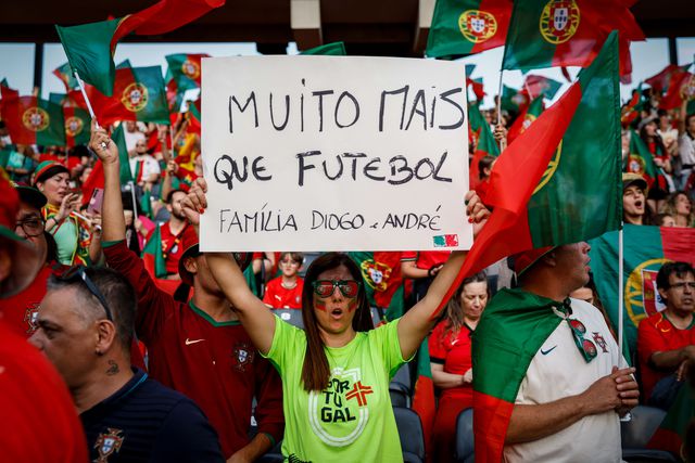 «Muito mais que futebol»: bancadas do Espanha-Portugal não esquecem Diogo Jota (fotos)