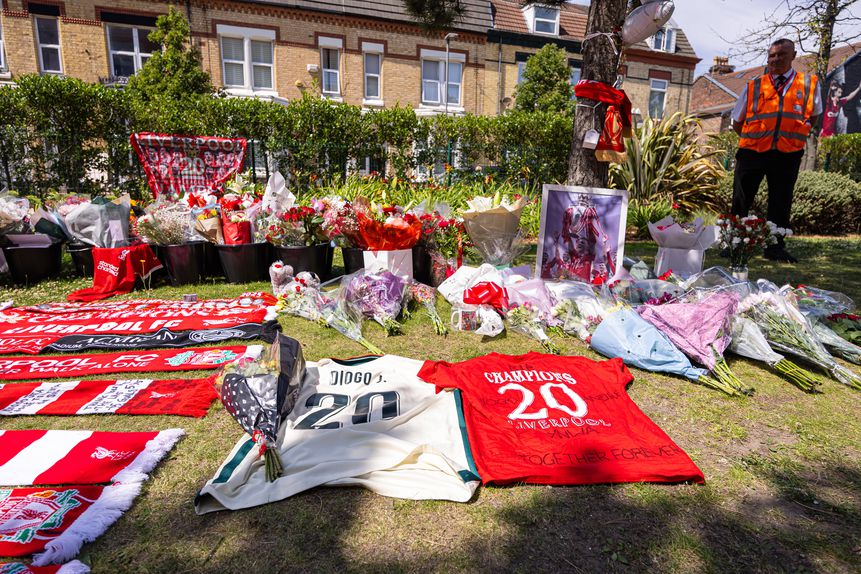 Em Anfield, os adeptos do Liverpool organizaram uma zona para homenagearem Diogo Jota. Muitas camisolas do internacional português perto do estádio. FOTO IMAGO