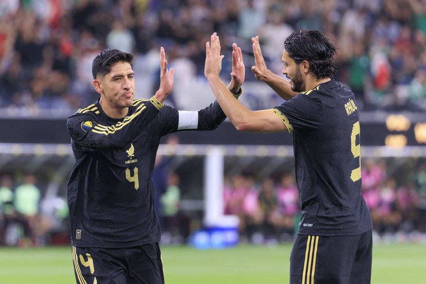 Raúl Jiménez a celebrar o golo com Edson Álvarez pelo México