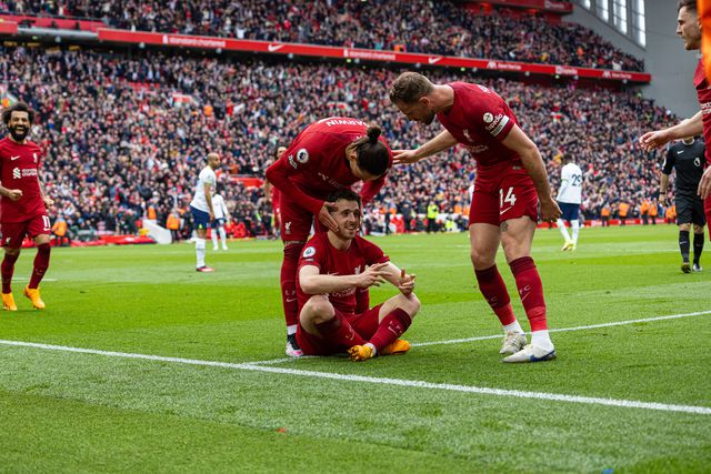 Diogo Jota a fazer a sua celebração, com um comando na mão