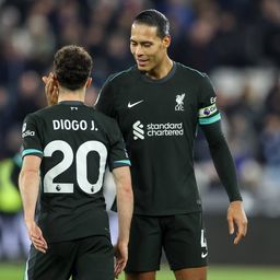 Virgil van Dijk ao lado de Diogo Jota no Liverpool