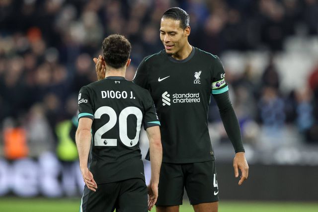 Virgil van Dijk ao lado de Diogo Jota no Liverpool