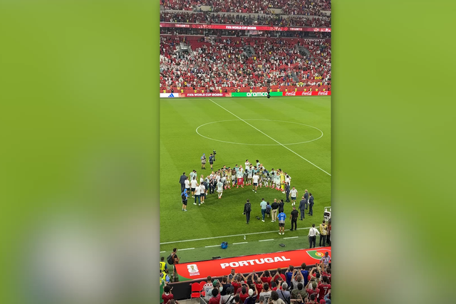 Seleção unida no relvado por Diogo Jota