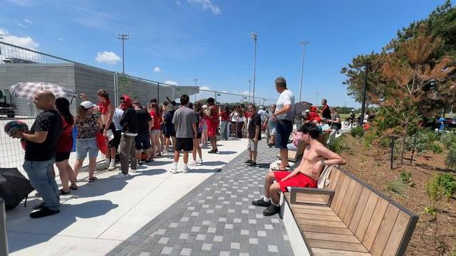 Apoio não falta: adeptos à porta do centro de treinos da Seleção