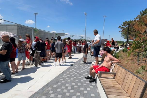Apoio não falta: adeptos à porta do centro de treinos da Seleção