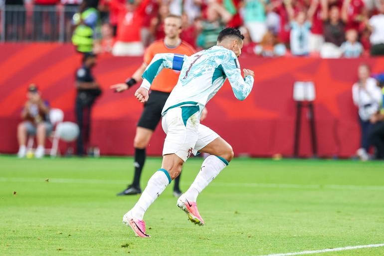 Ronaldo a celebrar golo do empate e a estreia a marcar em fases a eliminar de Mundiais