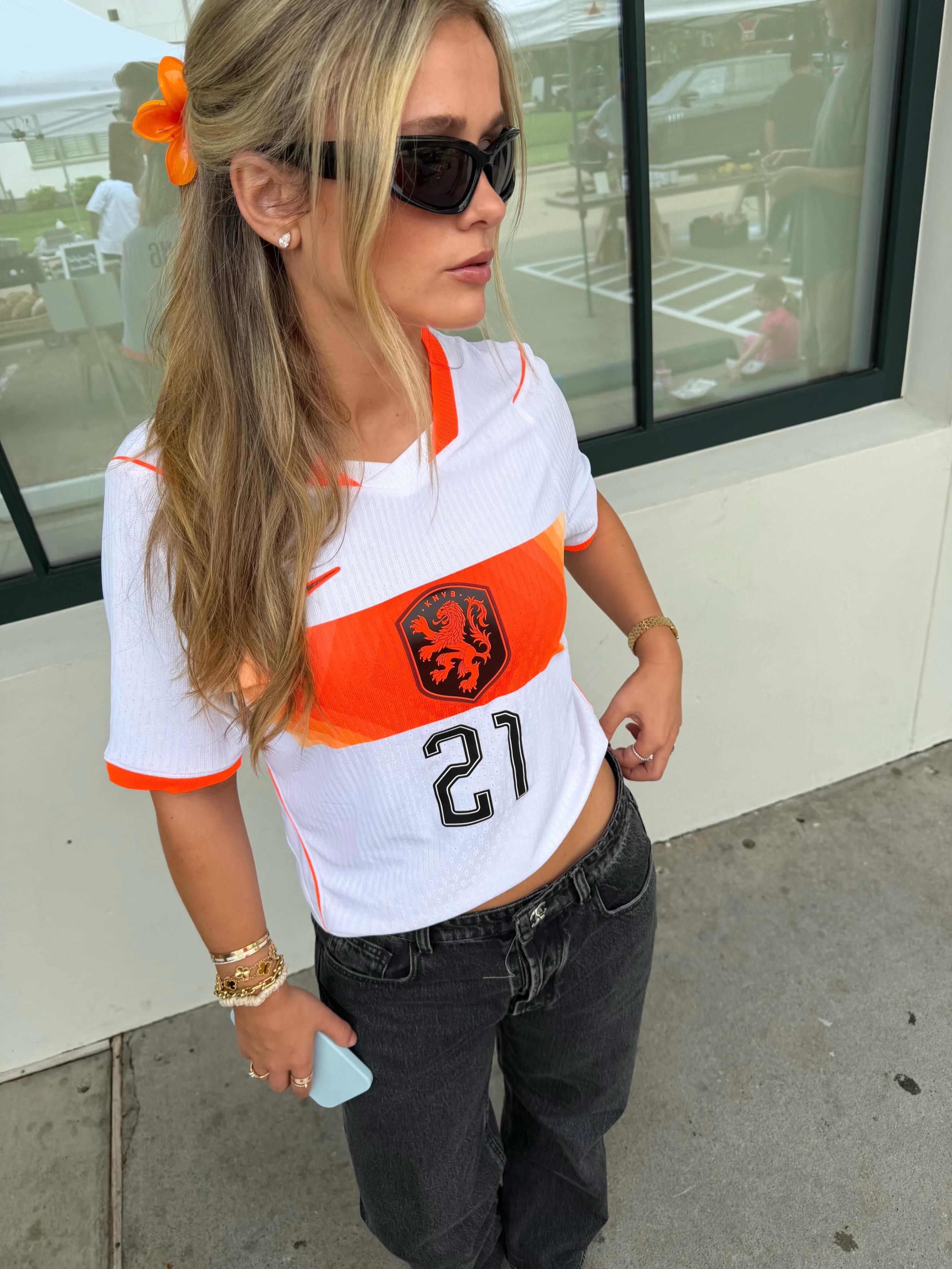 Mikky Kiemeney, esposa de Frenkie de Jong, soma mais de 1,5 milhões de seguidores e fatura cerca de 14 mil euros por publicação