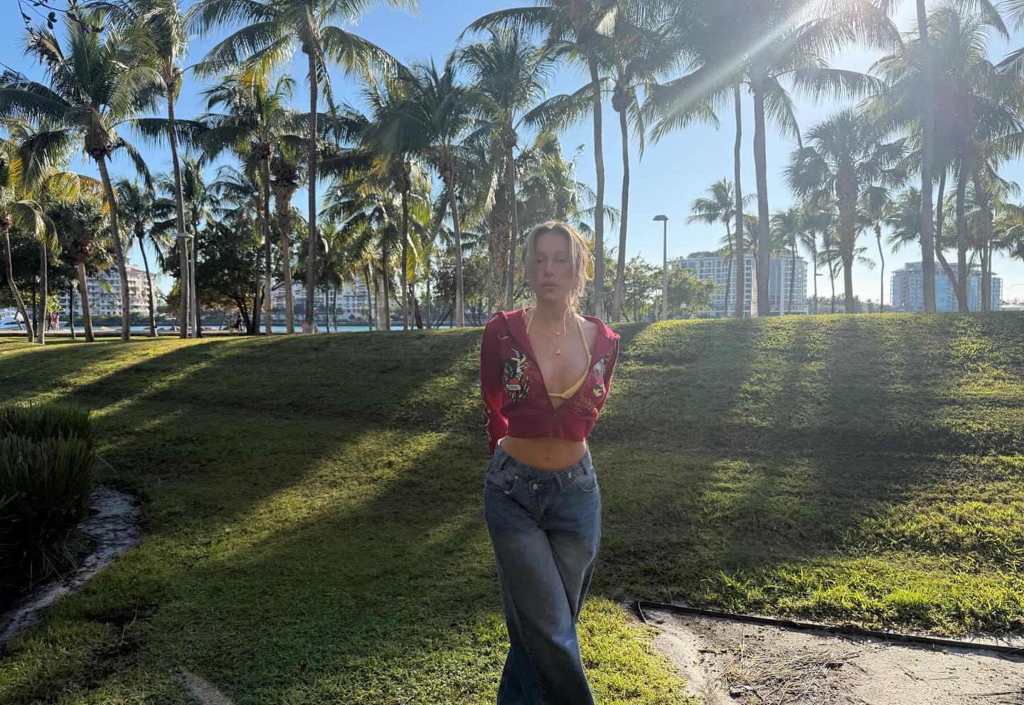 Ester Expósito, atriz espanhola e namorada de Mbappé, conta com mais de 24 milhões de seguidores nas redes sociais e recebe cerca de 200 mil euros por publicação no Instagram