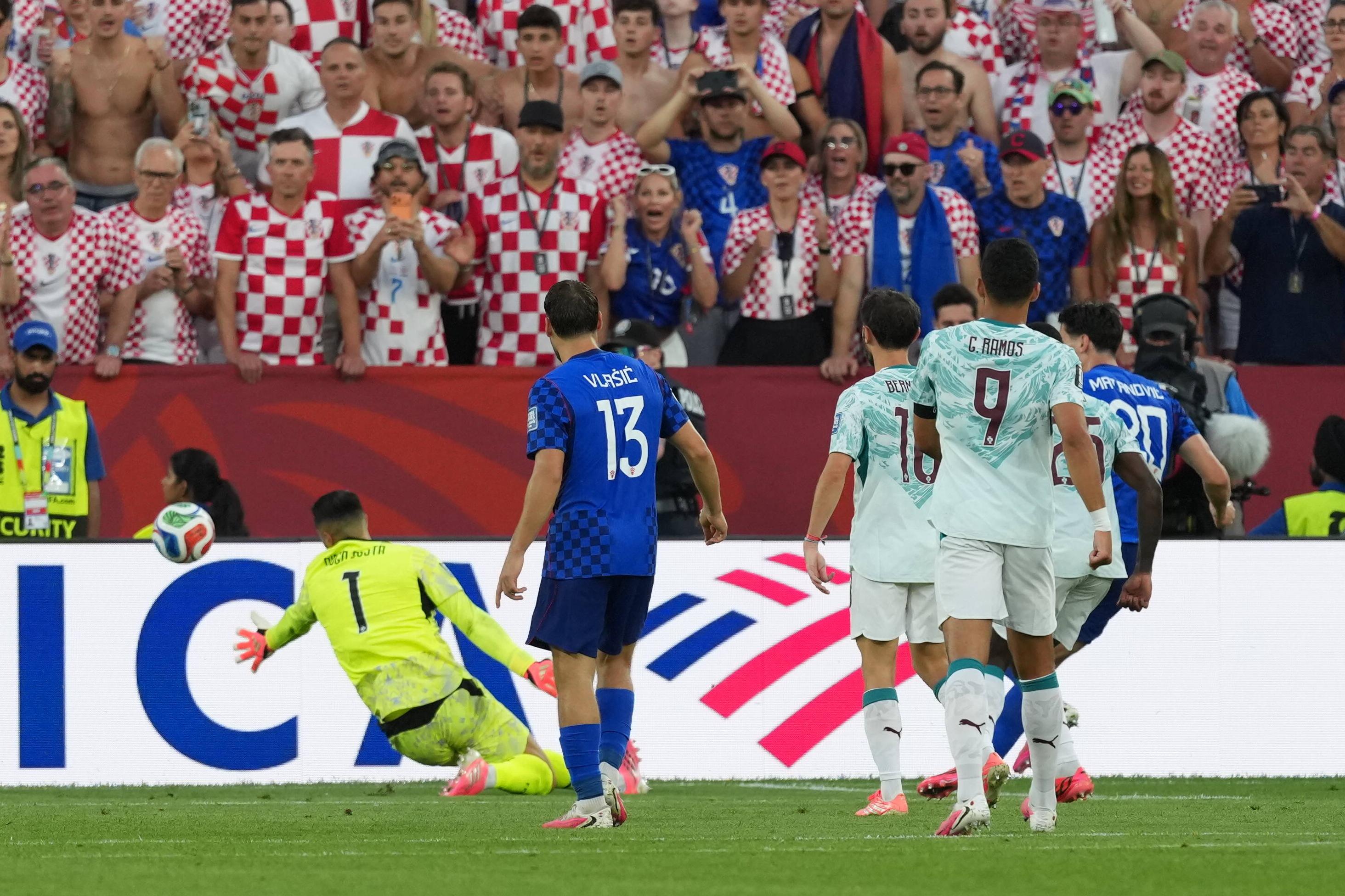 Diogo Costa nega o golo a Matanovic (foto: IMAGO)